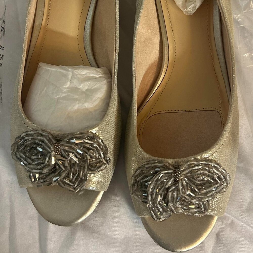 Unworn Alex Marie White Dress shoes with rhinestones Size 11